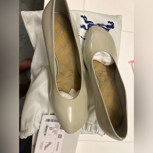 Burberry Women's Beige Loafers